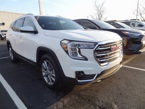 Used 2024 GMC Terrain SLT image 3