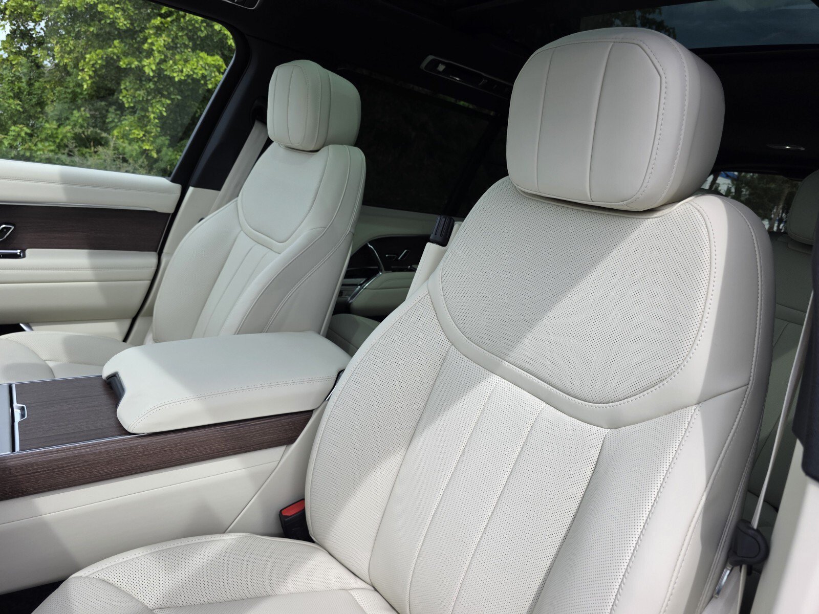 New 2026 Land Rover Range Rover Long Wheelbase SE AWD/4WD image 12