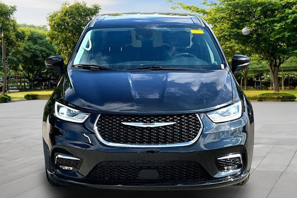 Used 2023 Chrysler Pacifica Touring-L FWD image 3