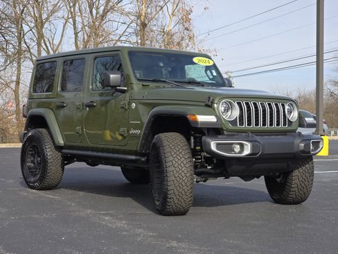 Used 2024 Jeep Wrangler Unlimited Sahara w/ Technology Group image 17