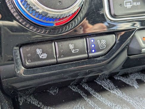 Used 2023 GMC Yukon XL Denali image 27