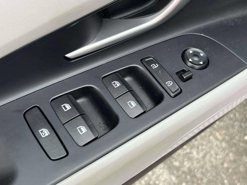 Certified 2025 Hyundai Elantra Limited FWD image 17