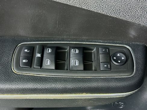 Used 2018 Chrysler 300 Limited image 24