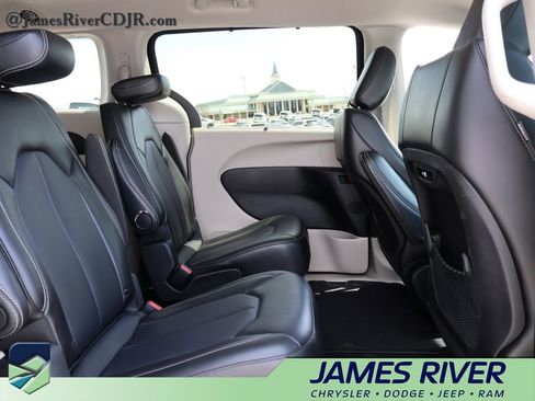 Used 2024 Chrysler Pacifica Touring-L FWD image 11