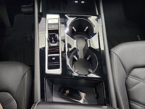 Certified 2025 Volkswagen Atlas Cross Sport SE image 24