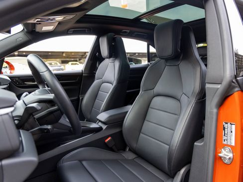 Certified 2025 Porsche Macan Electric image 5