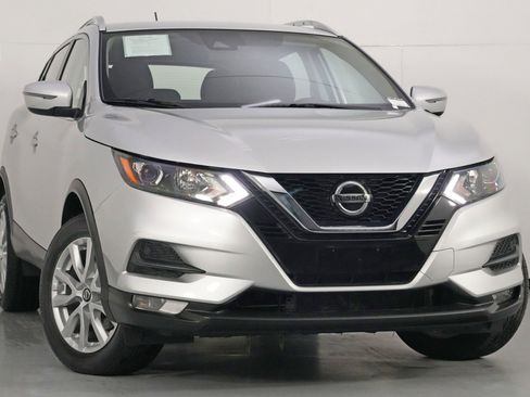 Used 2022 Nissan Rogue Sport SV image 2