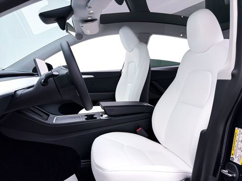 Used 2024 Tesla Model Y Performance image 17