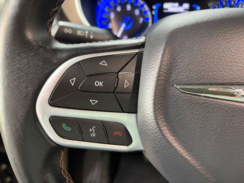 Used 2017 Chrysler Pacifica Touring-L FWD image 29