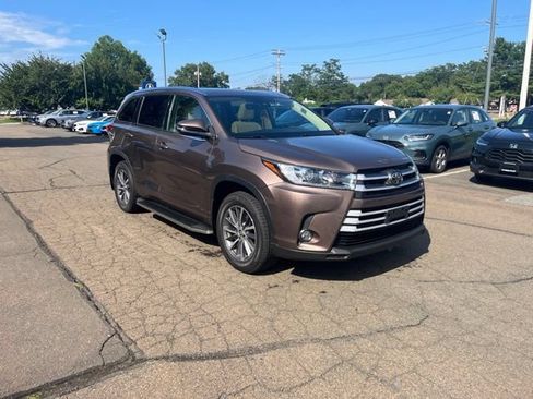 Used 2017 Toyota Highlander XLE AWD/4WD image 23