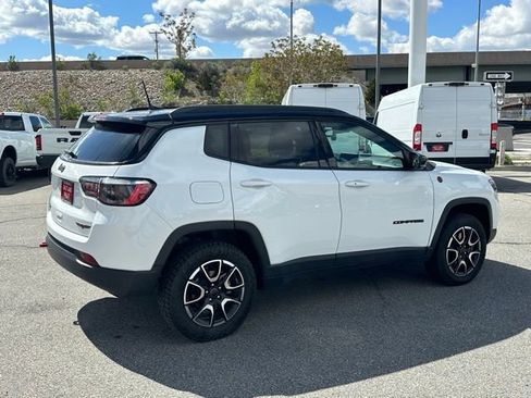 Used 2025 Jeep Compass Trailhawk AWD/4WD image 8