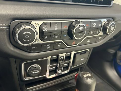 Used 2024 Jeep Wrangler Unlimited Sahara AWD/4WD image 35
