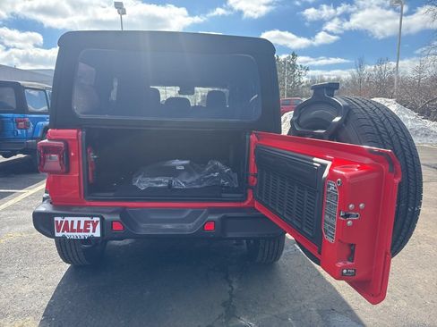 Used 2025 Jeep Wrangler Unlimited Sahara AWD/4WD image 36