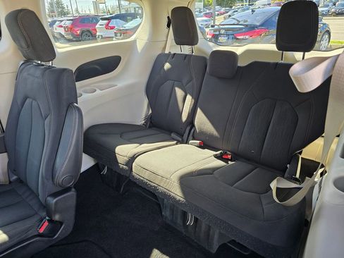 Used 2019 Chrysler Pacifica Touring Plus FWD image 17