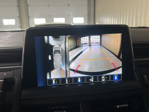 Used 2022 Chevrolet Suburban LT w/ Luxury Package image 19