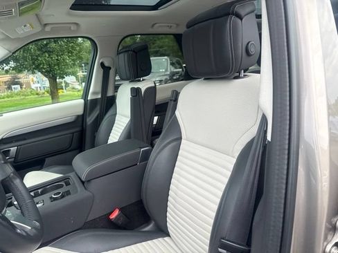 Used 2025 Land Rover Discovery Dynamic SE AWD/4WD image 14