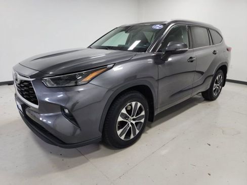 Used 2022 Toyota Highlander XLE AWD/4WD image 11