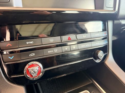 Used 2018 Jaguar F-PACE Premium image 13