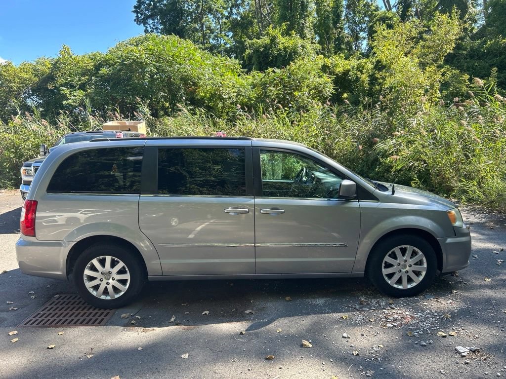 Used 2013 Chrysler Town & Country Touring FWD image 2