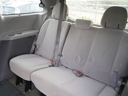 Used 2017 Toyota Sienna LE image 18