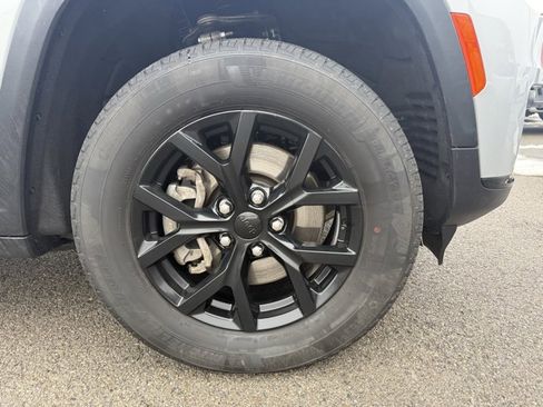 Used 2024 Jeep Grand Cherokee L Altitude image 4