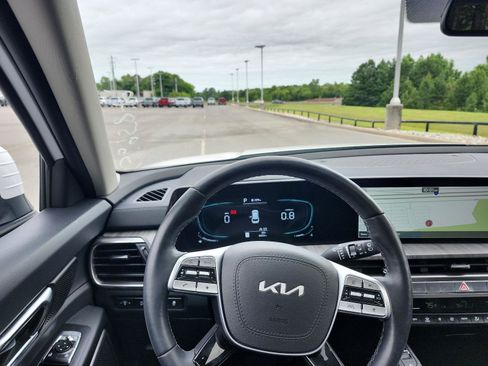 Used 2025 Kia Telluride EX w/ EX Captain's Chair Package AWD/4WD image 11