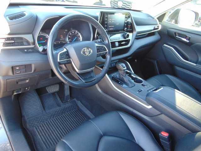 Used 2022 Toyota Highlander XLE AWD/4WD image 11