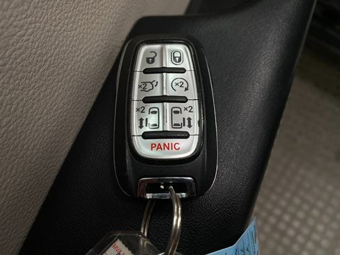 Used 2024 Chrysler Pacifica Touring-L image 28