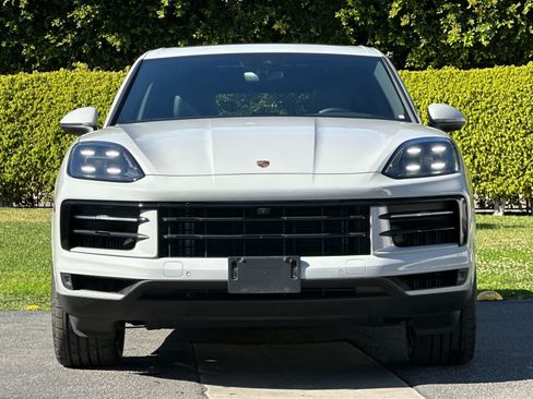 Certified 2025 Porsche Cayenne AWD/4WD image 11
