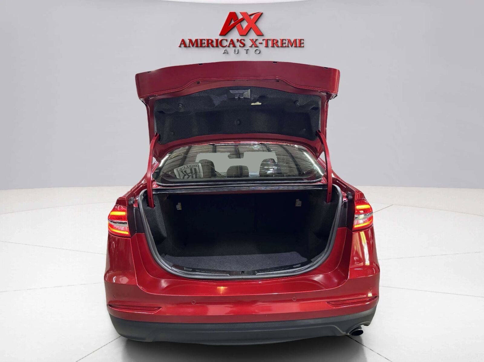 Used 2020 Ford Fusion SE FWD image 18