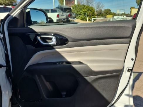 Used 2024 Jeep Compass Limited image 17