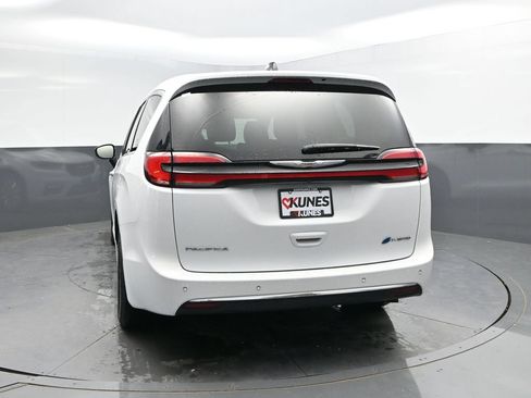 Used 2024 Chrysler Pacifica Limited FWD image 6