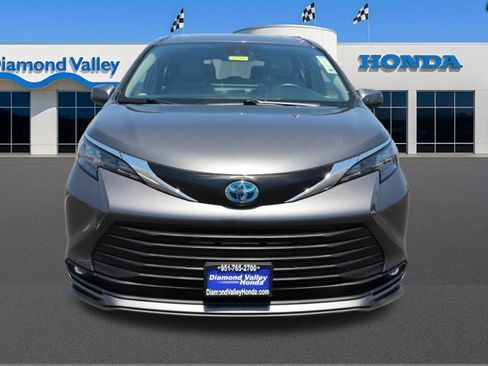 Used 2025 Toyota Sienna XLE FWD image 2