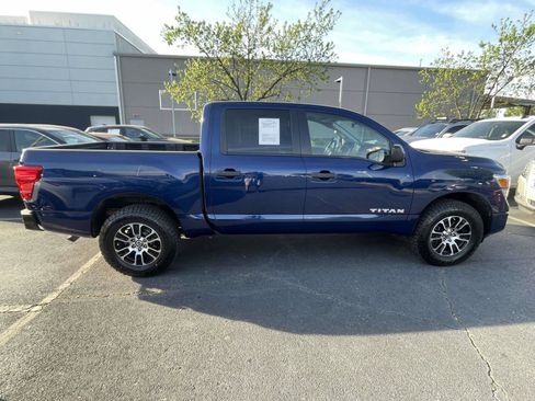 Used 2022 Nissan Titan SV AWD/4WD image 9
