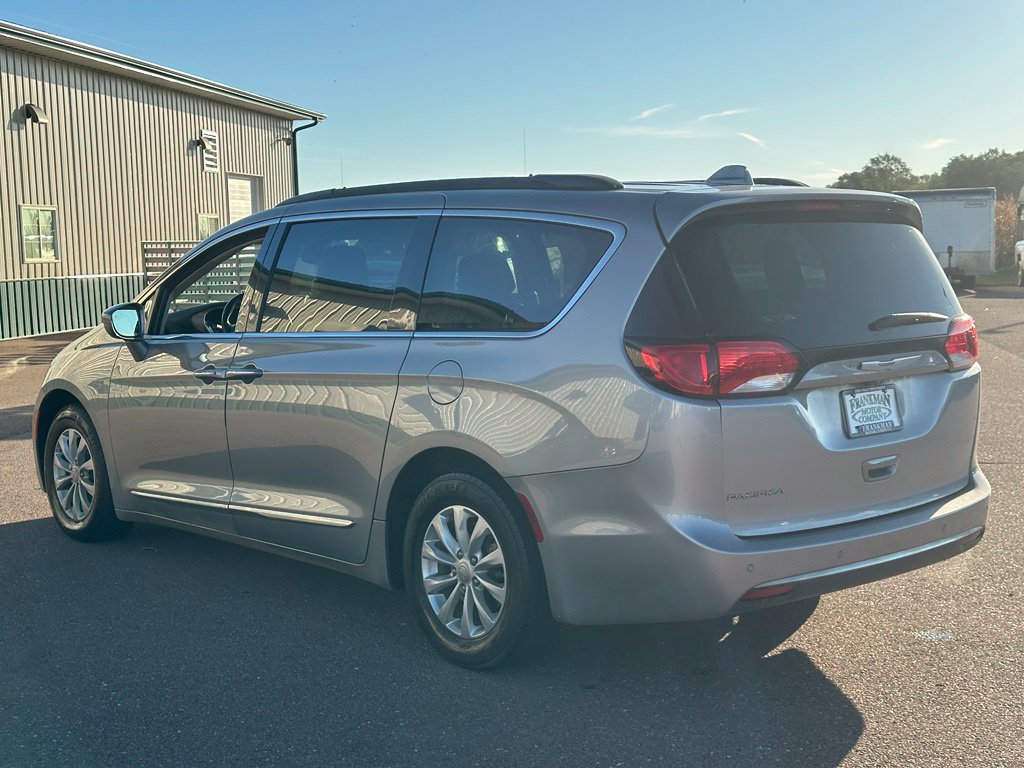 Used 2017 Chrysler Pacifica Touring-L FWD image 5