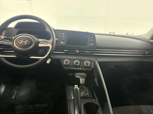 Used 2026 Hyundai Elantra SE FWD image 24