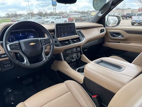 Used 2024 Chevrolet Suburban Premier w/ Premium Package AWD/4WD image 8