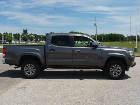 Used 2017 Toyota Tacoma SR5 w/ Tow Package RWD image 20