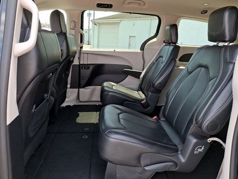 Used 2024 Chrysler Pacifica Touring-L FWD image 18