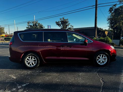 Used 2020 Chrysler Voyager Lxi image 3
