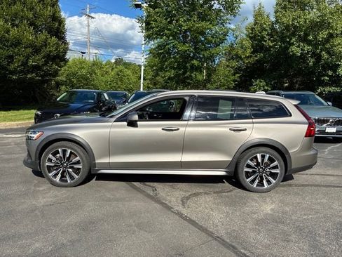 Used 2020 Volvo V60 T5 Cross Country AWD/4WD image 2