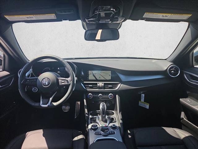 Used 2025 Alfa Romeo Giulia RWD image 17