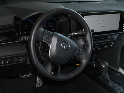 Used 2025 Toyota Camry LE image 9