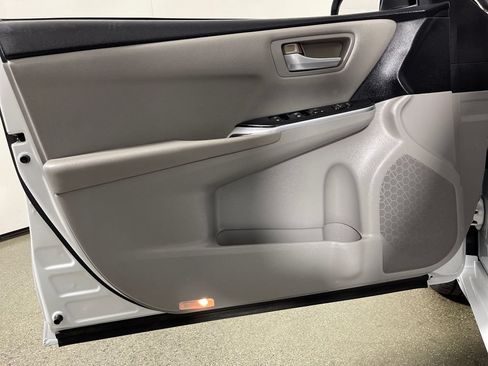 Used 2015 Toyota Camry SE FWD image 17