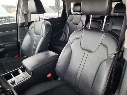 Used 2023 Kia Sorento S w/ Panoramic Sunroof Package FWD image 16