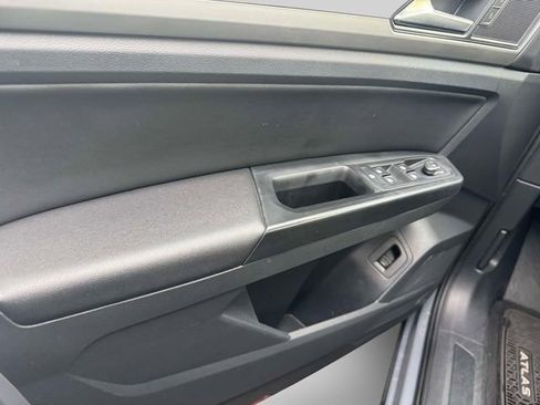 Used 2020 Volkswagen Atlas Cross Sport SE w/ Panoramic Sunroof Package image 21