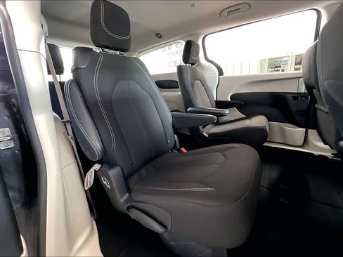 Used 2023 Chrysler Voyager LX FWD image 17