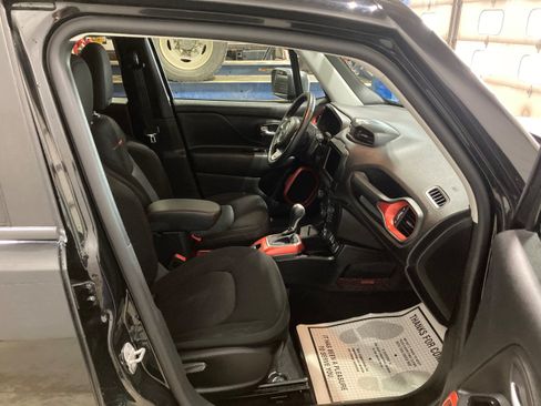 Used 2019 Jeep Renegade Trailhawk w/ Cold Weather Group II AWD/4WD image 4