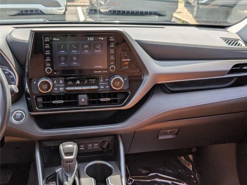 Used 2022 Toyota Highlander XLE AWD/4WD image 19
