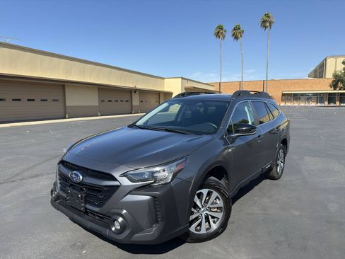 Used 2025 Subaru Outback Premium AWD/4WD image 3